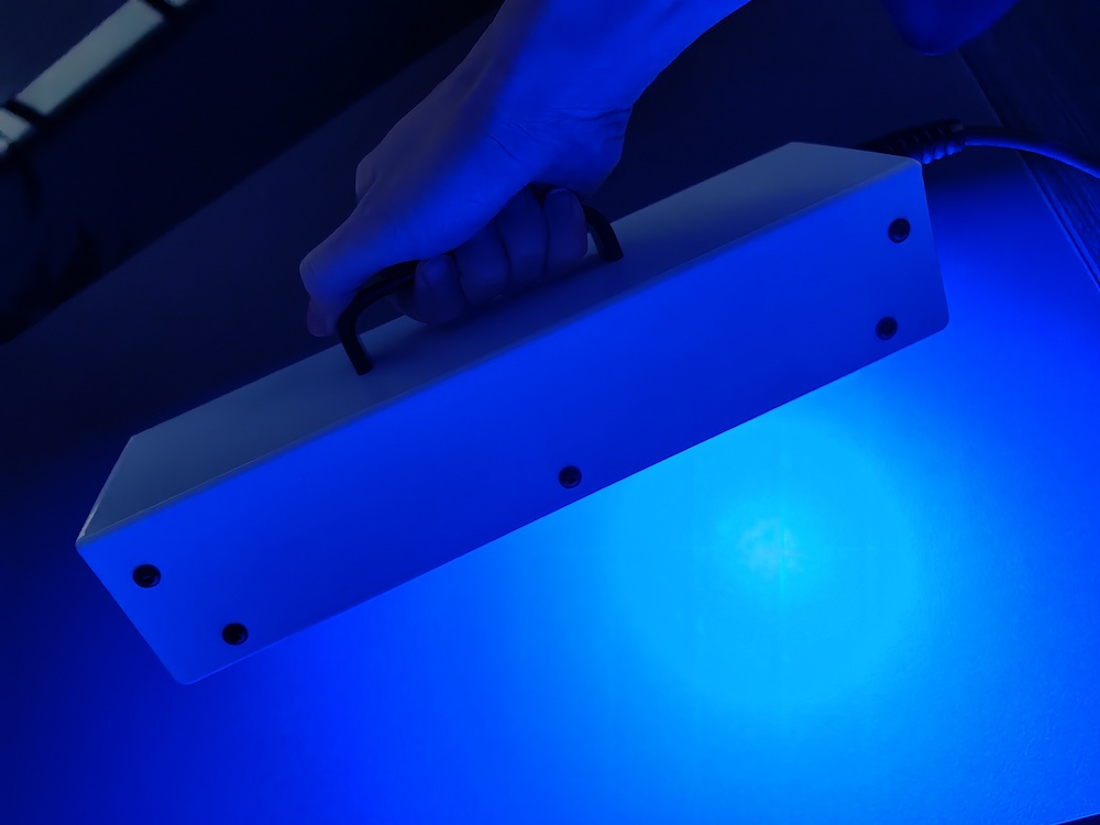 GFPfinder-2103三波长荧光蛋白激发灯照射蓝光的效果